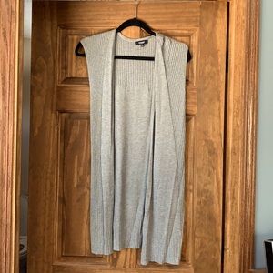 Sleeveless lightweight sweater